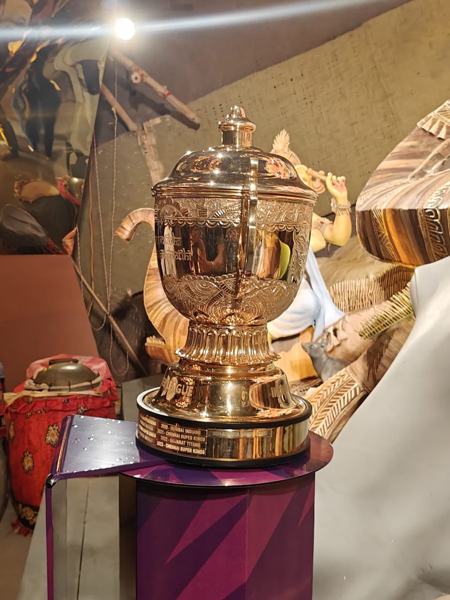 SRKCHENNAIFC's tweet photo. Our #SRKKolkataCFC members at Chetla Agrani Pujo Mandap for taking blessings &amp; doing a tour with our 2024 IPL trophy 💜

#ShahRukhKhan𓀠 @iamsrk @KKRiders @bindadey https://t.co/306JWYRZcz