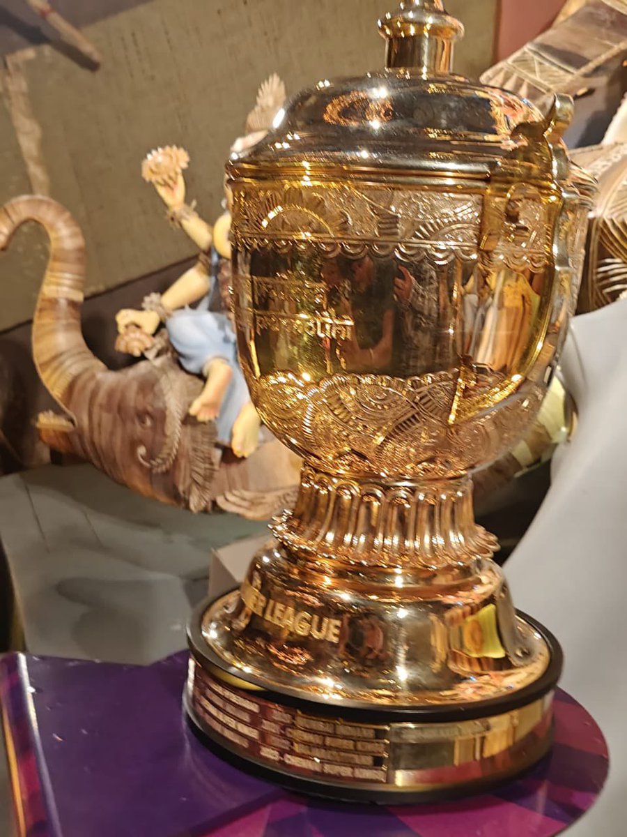 SRKCHENNAIFC's tweet photo. Pics-2: Our #SRKKolkataCFC members at Chetla Agrani Pujo Mandap for taking blessings &amp; doing a tour with our 2024 IPL trophy 💜

#ShahRukhKhan𓀠 @iamsrk @KKRiders @bindadey https://t.co/JpMTKcAjF1