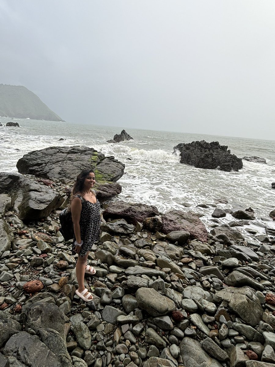 mansibhardwaj25's tweet image. happiest by the ocean🐚🌊🌸⛅️ #goadiaries