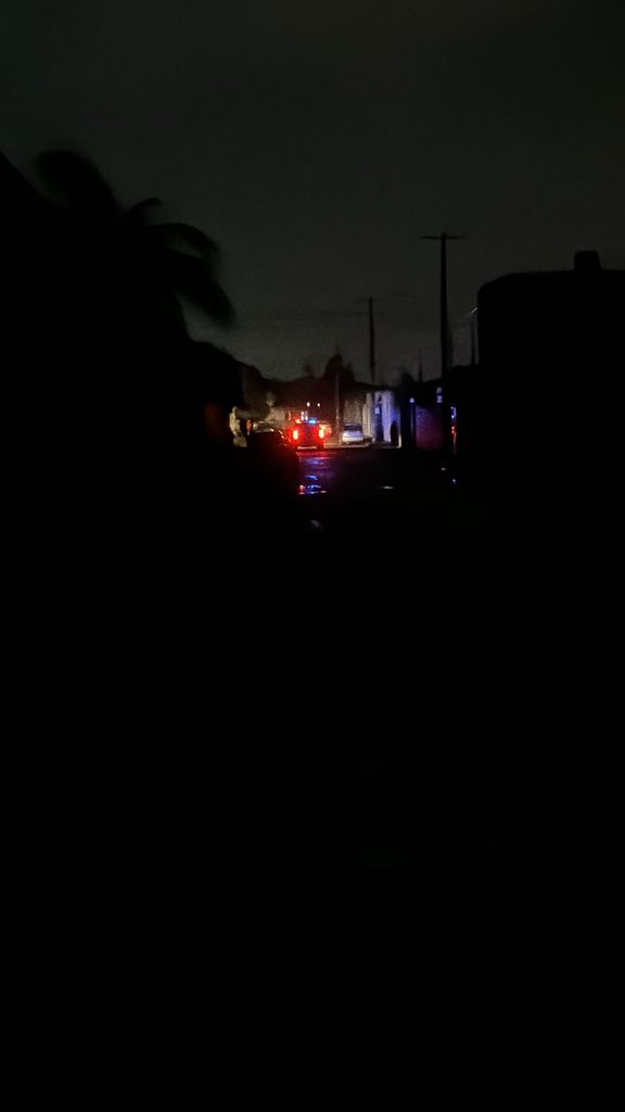 chucha07_'s tweet photo. @CFEmx Polígono 108 ctm Mérida, Yuc ya llevamos 12 horas sin luz, ayer en la noche solo vinieron a poner cinta amarilla y bien gracias, ni sus luces por arreglar los cables , toda la colonia sin electricidad!!! https://t.co/ova6POBqxJ