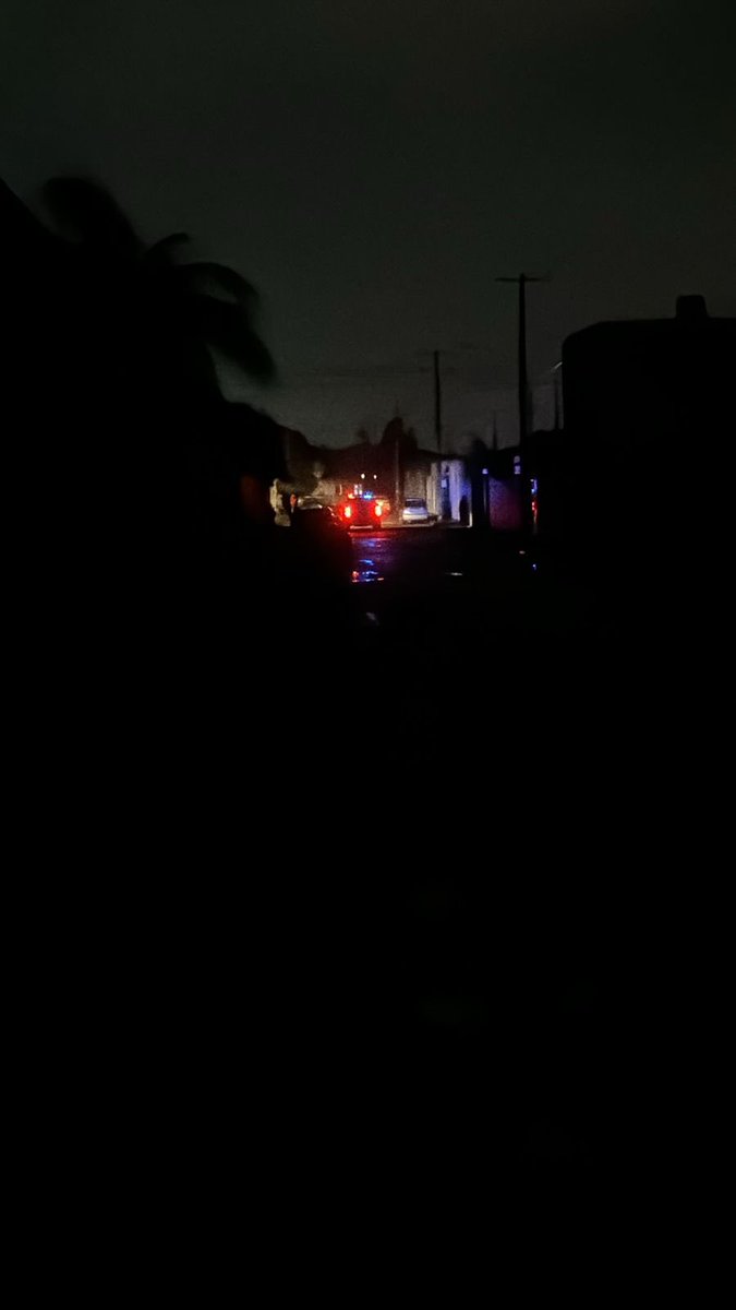 chucha07_'s tweet photo. @CFEmx @Claudiashein Polígono 108 ctm Mérida, Yuc ya llevamos 12 horas sin luz, ayer en la noche solo vinieron a poner cinta amarilla y bien gracias, ni sus luces por arreglar los cables , toda la colonia sin electricidad!!! https://t.co/LSvFv1DogW