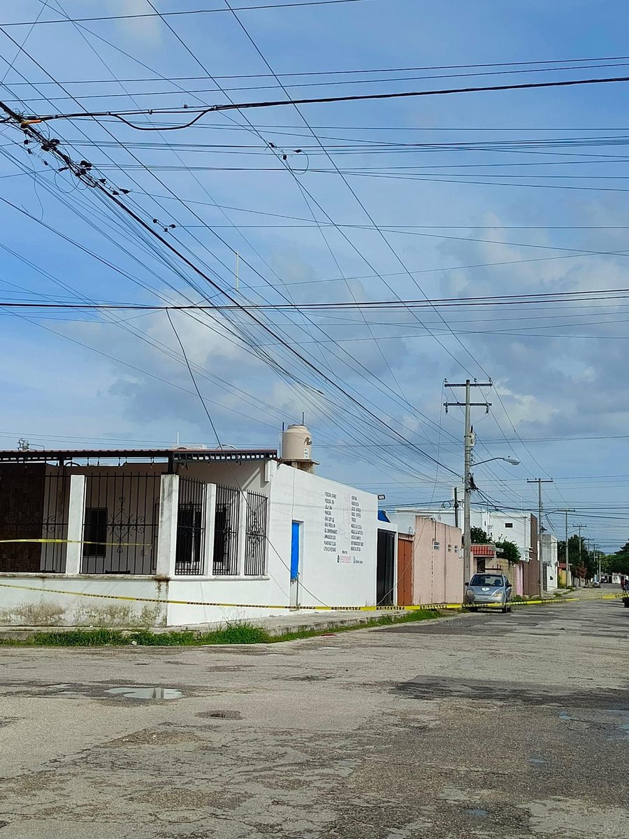 chucha07_'s tweet photo. @CFEmx @CFE_Contigo Polígono 108 ctm Mérida, Yuc ya llevamos 12 horas sin luz, ayer en la noche solo vinieron a poner cinta amarilla y bien gracias, ni sus luces por arreglar los cables , toda la colonia sin electricidad!!! https://t.co/hGCHDIruZA