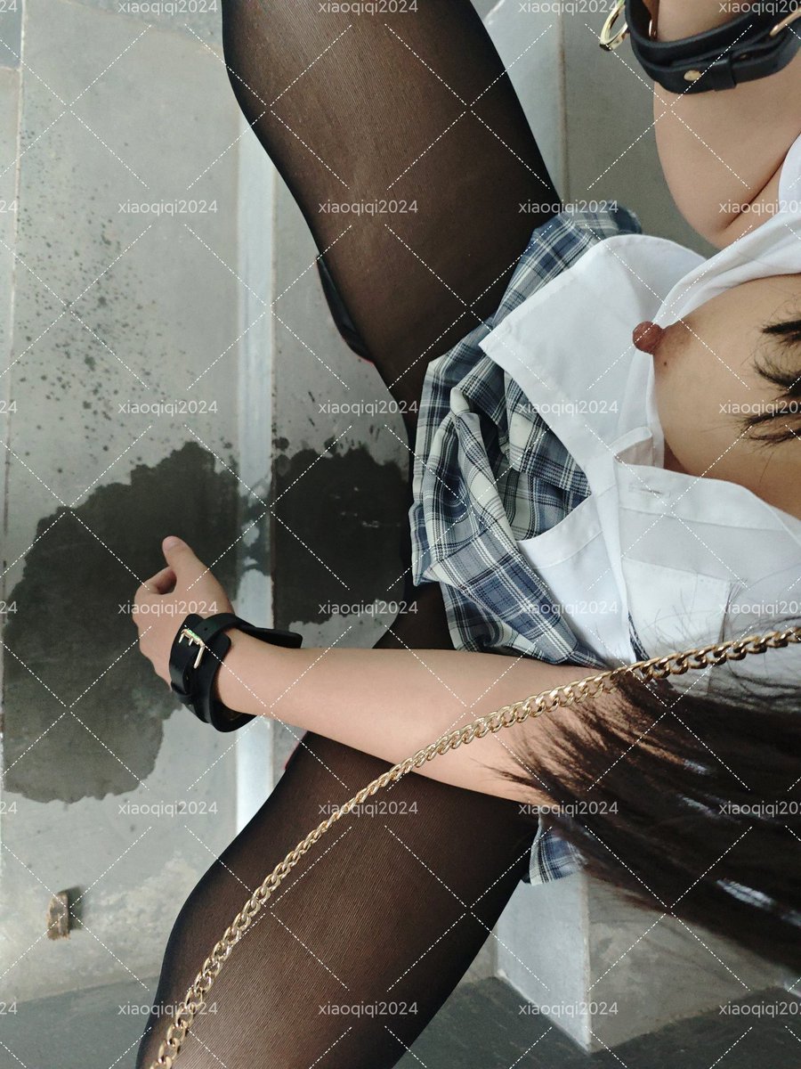 听到楼上有人走来走去咳嗽声。吓得的都起来发现脚和手连接一起。
那会儿那节没录上。被抓到会不会被强暴。想着想着就尿忍不住。奶也涨到喷。

最后找到地板上哪些是骚尿？哪些是奶水了吗？

（点赞评论关注抽一个微信好友）
投稿💌：
@RLWJ_kuking  @JWCJ_kuxs https://t.co/9ZUN3UyvvA