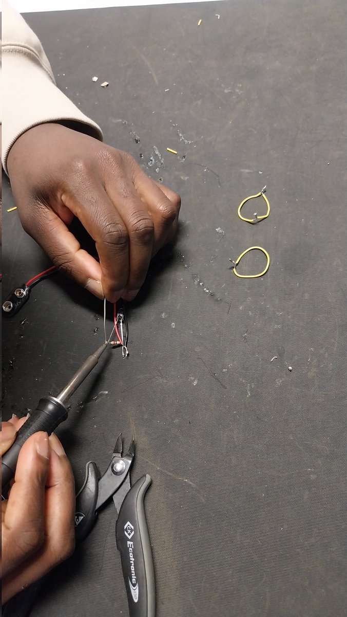 ElectronicsJon's tweet image. Back to it with a packed #DiamondWednesdayTUOS #Diamondplus today!

Basic soldering class is always a winner.

@ShefACSE @TUoSEEE @SheffUniEng