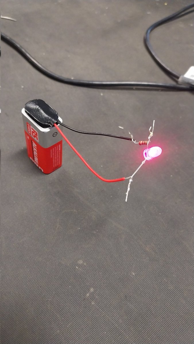 ElectronicsJon's tweet image. Back to it with a packed #DiamondWednesdayTUOS #Diamondplus today!

Basic soldering class is always a winner.

@ShefACSE @TUoSEEE @SheffUniEng