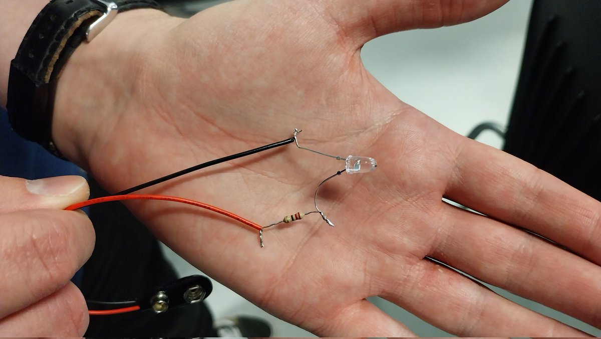 Back to it with a packed #DiamondWednesdayTUOS #Diamondplus today!

Basic soldering class is always a winner.

<a href="/ShefACSE/">ACSE at Sheffield</a> <a href="/TUoSEEE/">Electronic and Electrical Engineering at Sheffield</a> <a href="/SheffUniEng/">EngineeringSheffield</a>