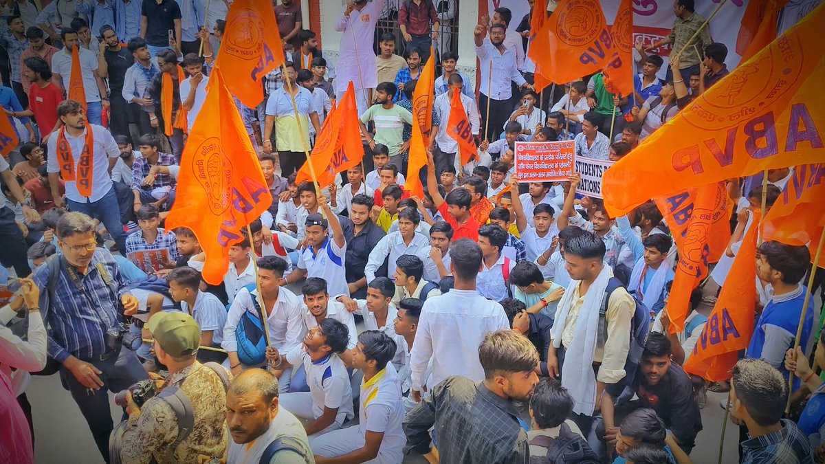 ABVPVoice's tweet photo. ब्रज प्रांत में डॉ. भीमराव अंबेडकर विश्वविद्यालय, आगरा में व्याप्त भ्रष्टाचार के विरोध में और विभिन्न शैक्षणिक समस्याओं के समाधान की मांग को लेकर अभाविप ने 'छात्र हुंकार रैली' निकालकर जोरदार प्रदर्शन किया।

अभाविप ने लिखित परीक्षा करवाने, छात्रावासों की उचित व्यवस्था करने, छात्रसंघ चुनाव बहाल करने, आवासीय परिसरों में गर्ल्स कॉमन रूम बनाने, सेनेटरी पैड वेंडिंग एवं बर्निंग मशीन की व्यवस्था करने सहित छात्र हितों की 29 सूत्रीय मांगों को लेकर कुलपति को ज्ञापन भी सौंपा।

#ABVPForStudents