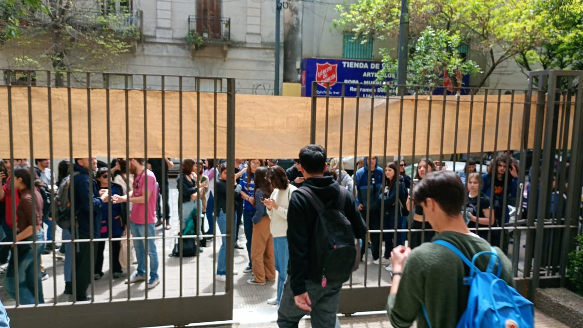 #LaPlata #UniversidadPúblicaSiempre #ColegioTomado #EstudiantesEnLucha de diversos años tomaron el Colegio Liceo Victor Mercante, perteneciente a la <a href="/unlp/">UNLP</a>, a la espera de la sesión de Diputados que determinará si se blinda el veto de Milei a la Ley de Financiamiento Universitario