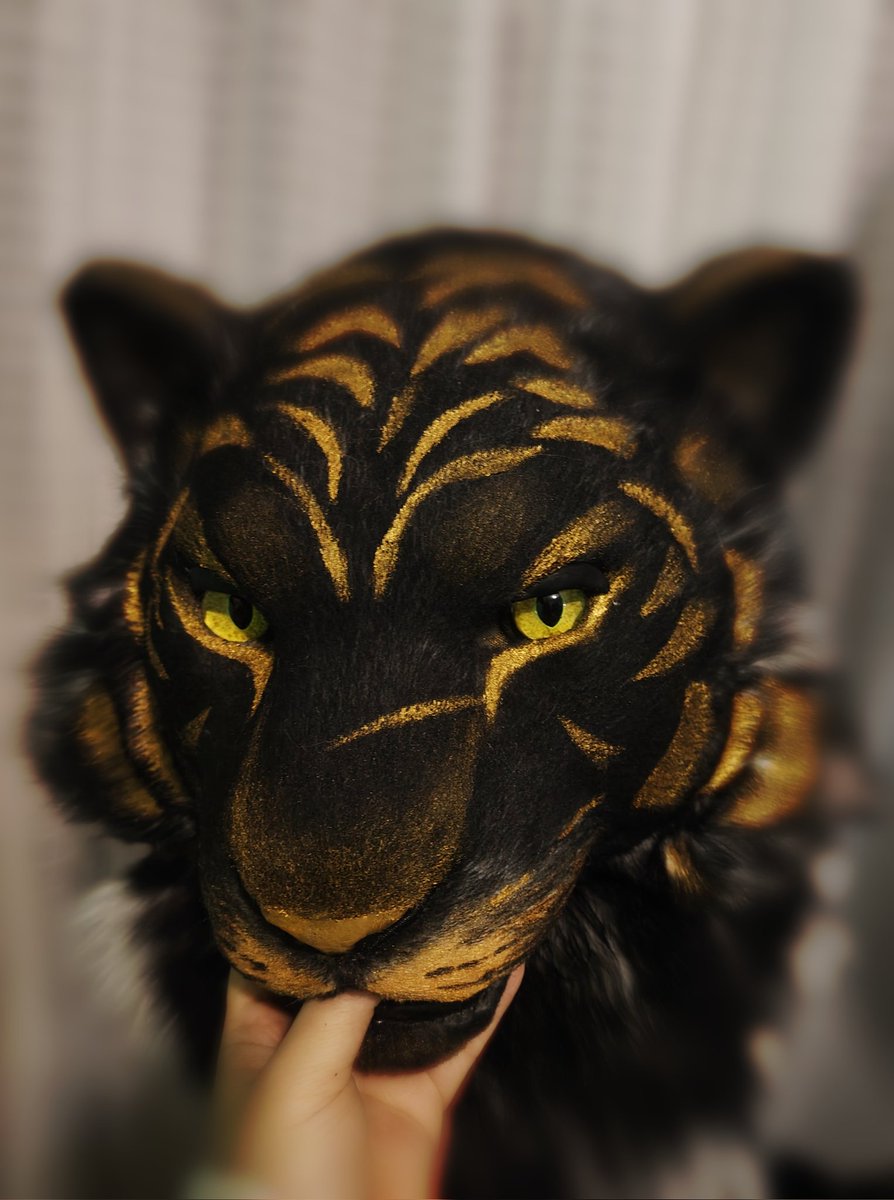 I was working  alone in the studio  just now. I  suddenly saw him when I looked back😱so scary🤣🤣
#FursuitEveryday