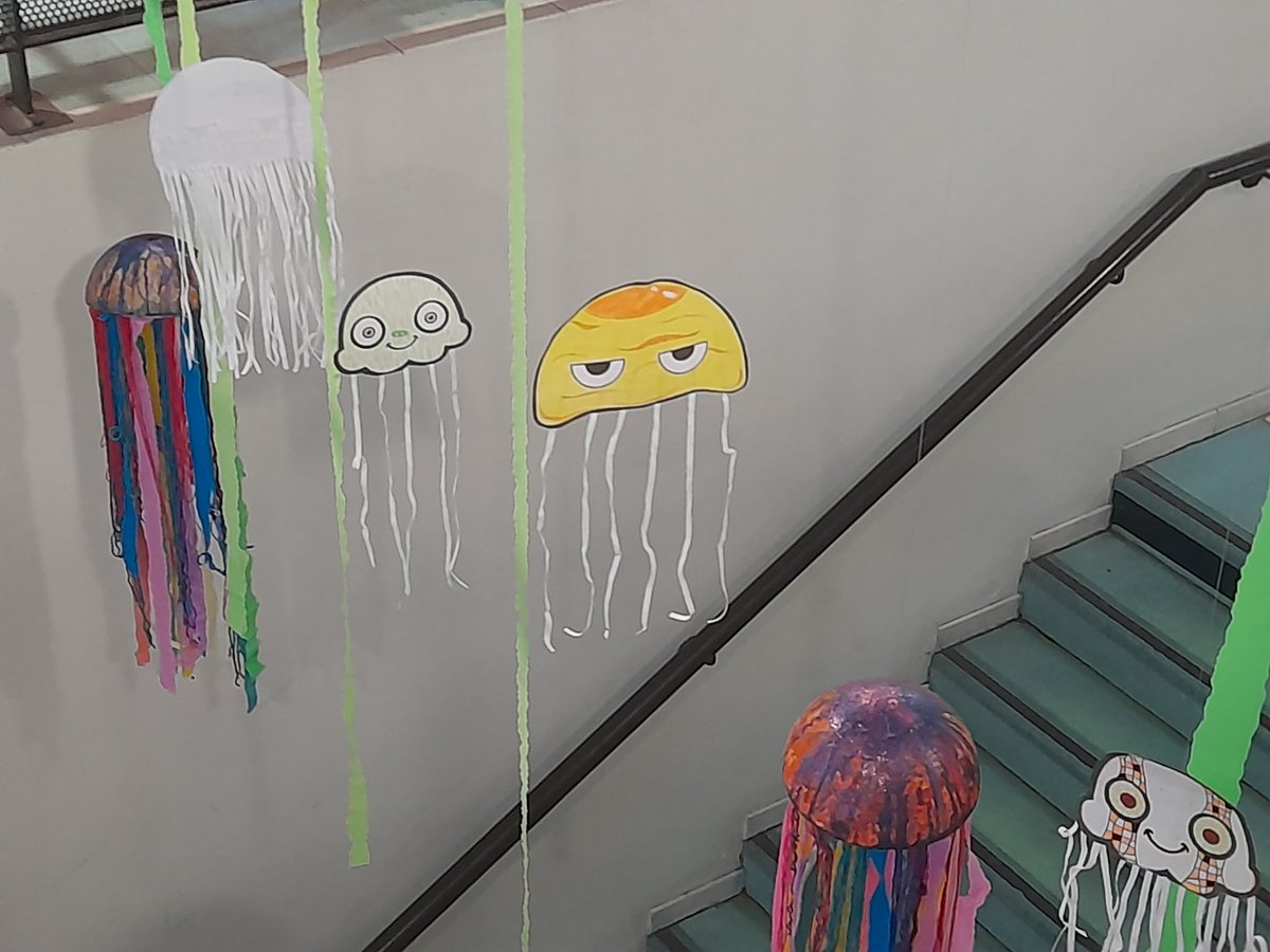 😲 Un banc de méduses colorées a investi le hall du collège.
Mais à quelles fins ? 🤔
La réponse, demain...
<a href="/FeteScience/">Fête de la science</a>
