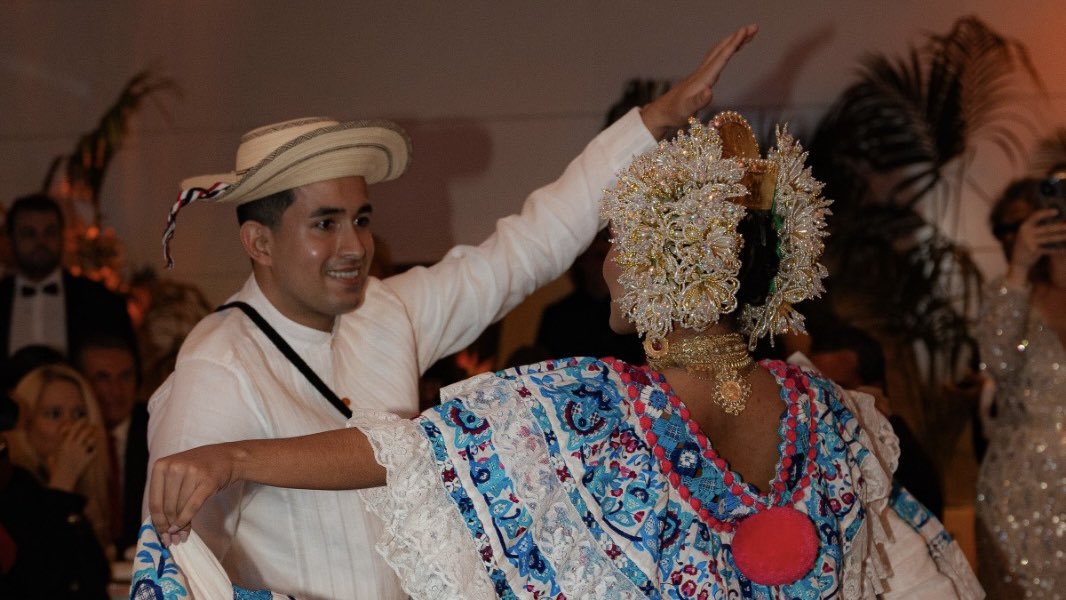 El evento, con la participación de destacadas figuras de Mónaco, recaudó fondos para el proyecto “Niños Protegidos del Abuso Sexual”. Además, se presentó una muestra cultural de Panamá con danzas típicas, gastronomía y un desfile de moda inspirado en la Mola.