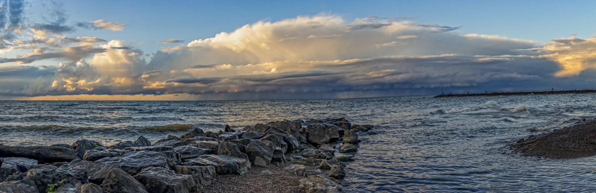Beautiful storm cloud last night over the Lake. So much weather going on with this one. It was cool to identify the parts of the storm. 
<a href="/wxbywilliams/">Kevin Williams</a> <a href="/wnywxguy/">Josh Nichols</a> <a href="/WHEC_SPensgen/">Stacey Pensgen</a> <a href="/EricSnitilWx/">Eric Snitil</a> <a href="/scotthetsko/">𝕊ℂ𝕆𝕋𝕋 ℍ𝔼𝕋𝕊𝕂𝕆</a> <a href="/WeatherNation/">WeatherNation</a> <a href="/StormHour/">#StormHour</a> <a href="/WeatherGeeks/">Weather Geeks</a> <a href="/weatherchannel/">The Weather Channel</a>