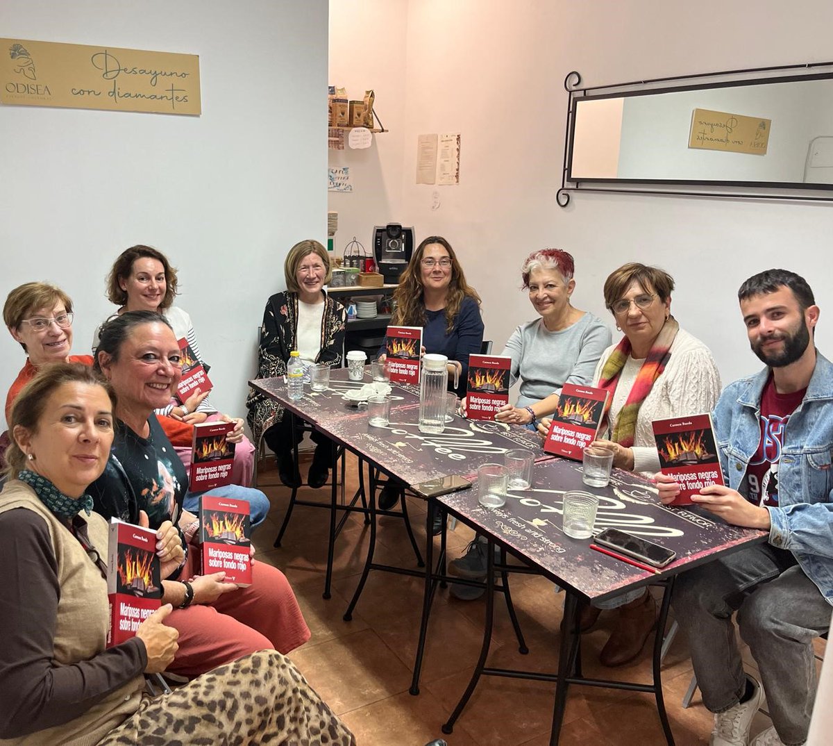 Un placer recibir ayer en nuestro club de lectura a Carmen Rueda, con quien comentamos su fabulosa novela Mariposas negras sobre fondo rojo (<a href="/velascoedicion/">Velasco Ediciones</a>), en torno a una refugiada bosnia en Ginebra durante la guerra de los Balcanes y el incendio de la biblioteca de Sarajevo.