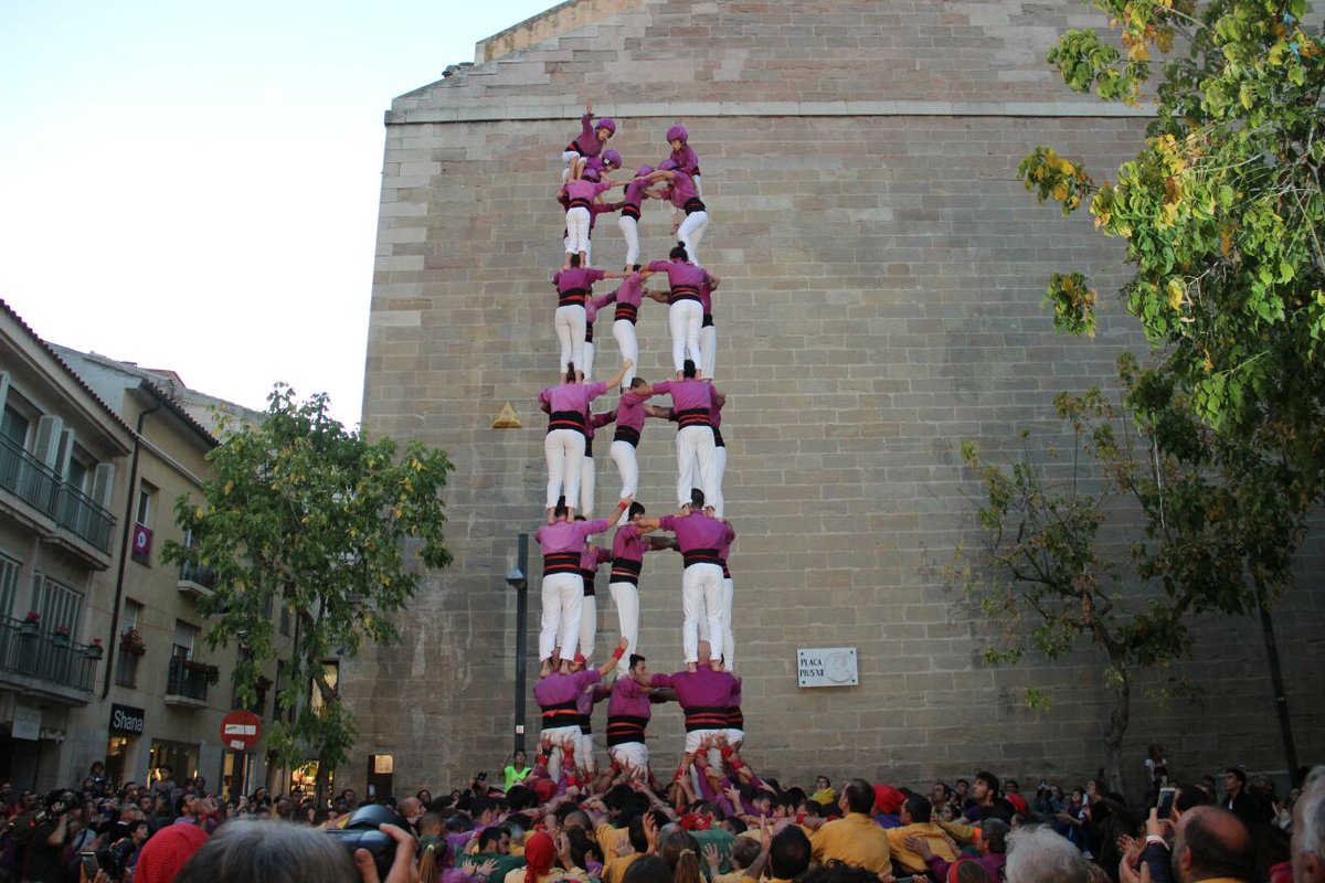 xek_in's tweet photo. La ✨ TRIPLETA MÀGICA ✨ suposa la culminació d'una història d'èxit al @concurscastells . 

3 castells descarregats al primer intent en la primera temptativa a plaça (primera colla en assolir-ho):

5 de 8: 28-10-2017
3 de 9f: 6-10-2018
4 de 9f: 6-10-2024

#castells @moixiganguers https://t.co/rjTkgcCxJR