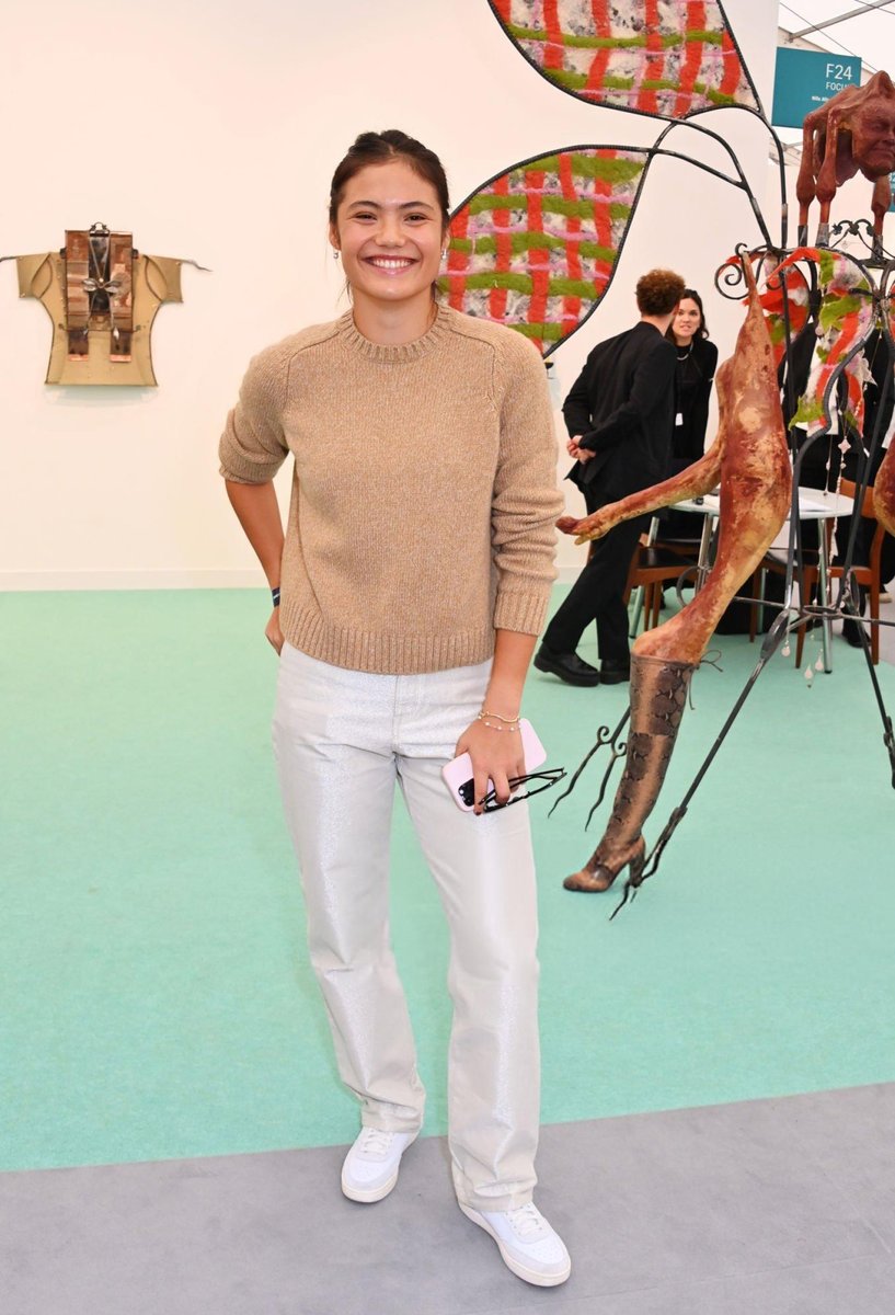 RaducanuNews's tweet photo. Emma at the Frieze Art Fair 2024 VIP preview in London today 🎨

📸 Getty 

#Raducanu | #EmmaRaducanu https://t.co/1hPU5J1yU0
