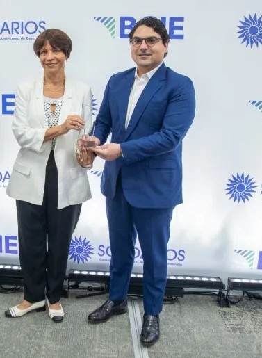 RECONOCIMIENTO| En el marco del lanzamiento de los Premios BCIE SOLIDARIOS a la Microempresa 2024 fue reconocida la Presidenta de #FondoMicro <a href="/MarinaOrtizM3/">Marina Ortiz</a> por su destacada labor como jurado, por más de 18 años, de los Premios BCIE SOLIDARIOS. Vía #decifrandolanoticia