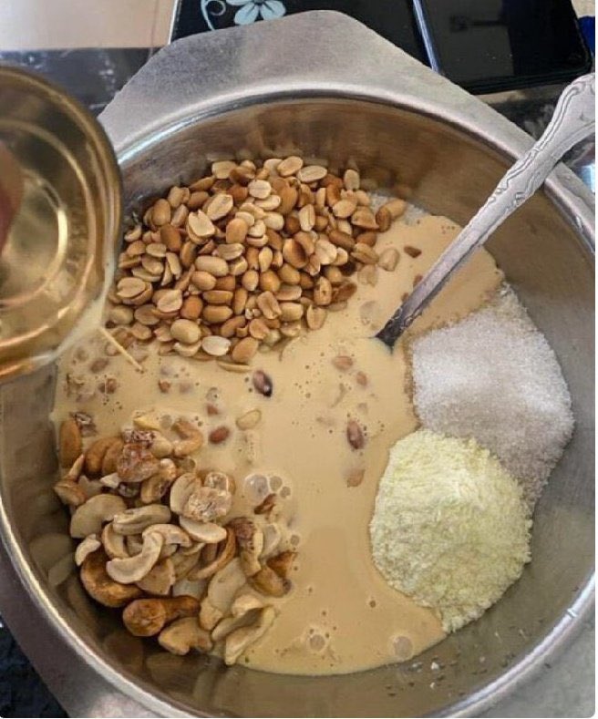 AndyjnrUmaru's tweet image. This  garri              or              That shawarma