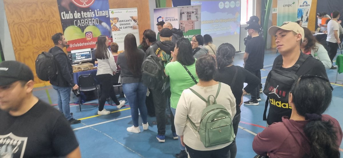 📢 Continuandi con la agenda del día, ahora el director Jana participa en la Feria Laboral de Cabrero 🏟️, en el Gimnasio Osvaldo Amigos. ¡9 empresas ofrecen más de 300 cupos laborales! 💼👷‍♂️👩‍💻

⏰ ¡Hasta las 13.30  hrs de hoy! #Empleo #Oportunidades