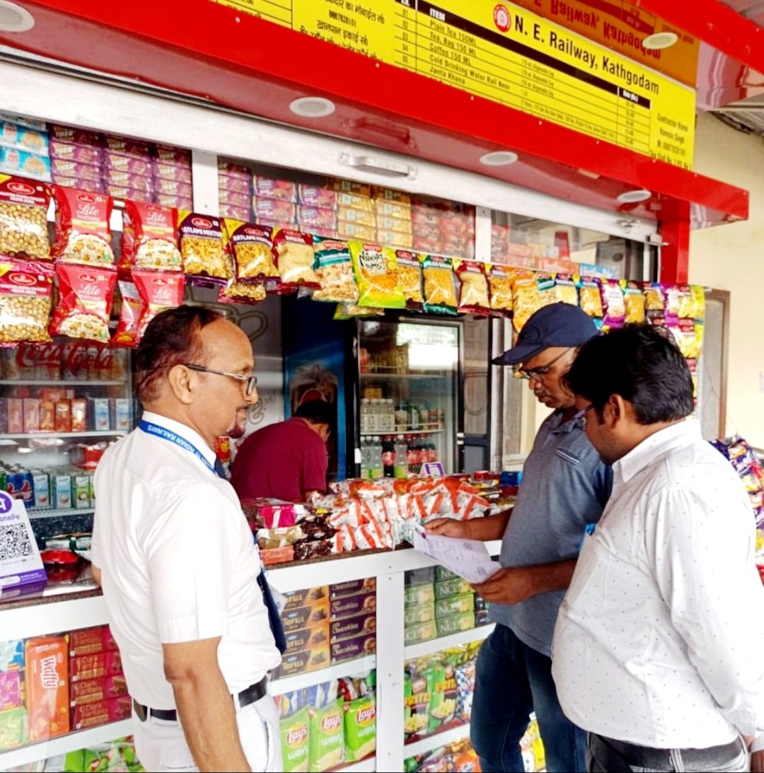 drm_drmizn's tweet image. ‘स्वच्छ आहार दिवस’ के अंतर्गत इज्जतनगर मंडल के विभिन्न रेलवे स्टेशनों पर खान-पान स्टालों की गहन जांच कर खाद्य पदार्थों की गुणवता की जांच की गई।

#SwachhataPakhwada2024 #SwachhBharat #SpecialCampaign4 #IRSpecialCampaign4 #SHS2024 #SwachhataHiSeva2024