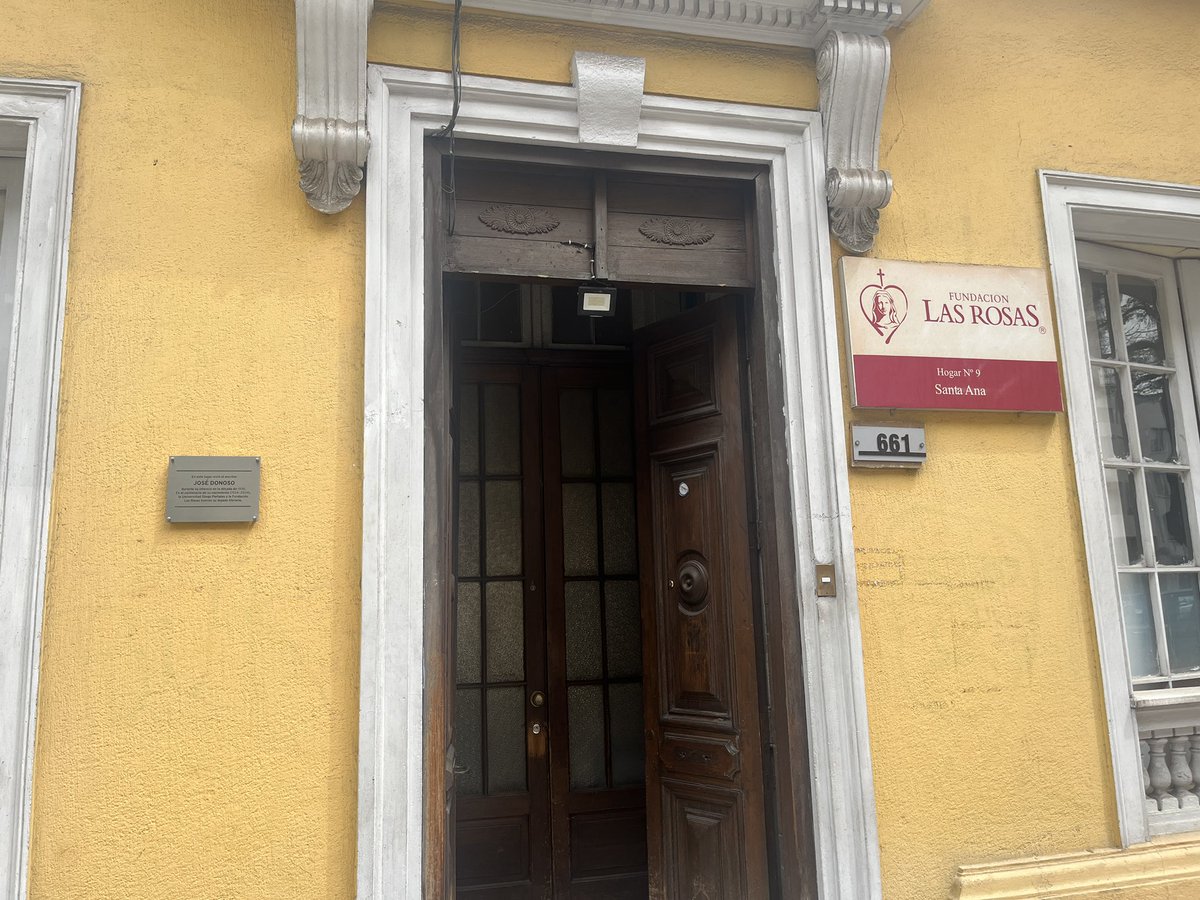 En esta casa vivió José Donoso. En homenaje al centenario de su natalicio, hemos instalado una placa conmemorativa. No dejen de visitarla. Av Ejército 661 Santiago <a href="/udp_cl/">UDP</a>  #DONOSO100