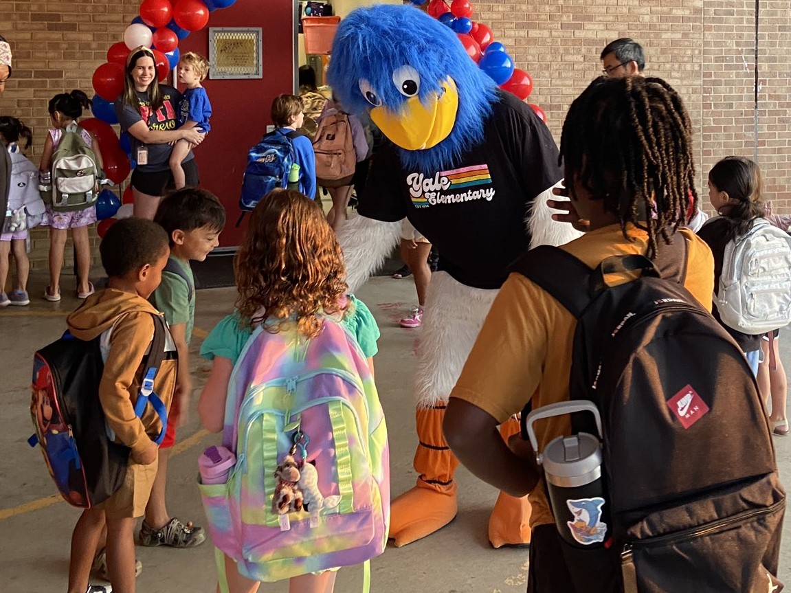 YalePTA's tweet photo. Walk, Bike &amp; Roll to School Day with @yaleroadrunners
had everything:  

✔️Photos with Racer 
✔️Parents in silly costumes 
✔️Dogs
✔️Inflatable dinosaurs  

Thanks for helping us start our day on the right foot - or wheel - Roadrunners! #RISDBeTheOne @RichardsonISD https://t.co/7qfDR13NWv