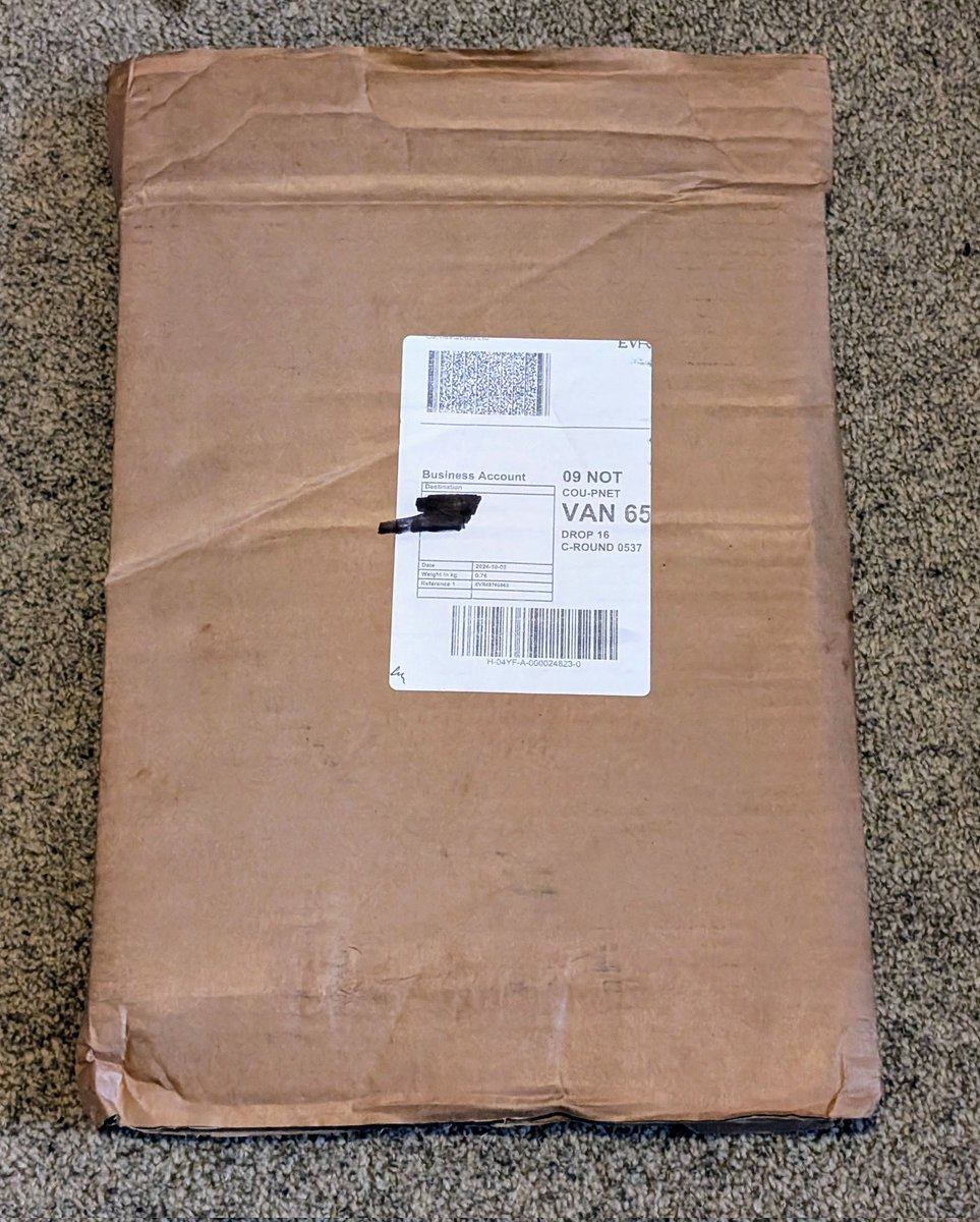 GeekPride1's tweet image. What&apos;s in the box?