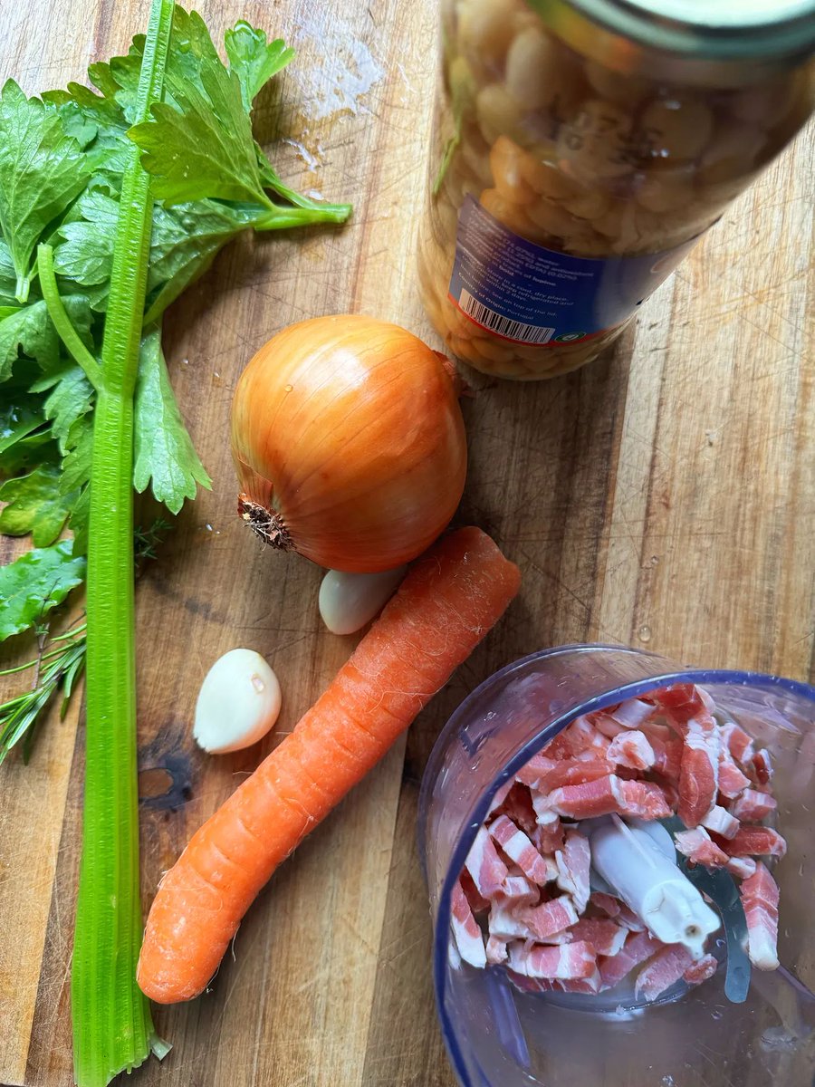 Cosy pasta? Yes please. This is one of the most underrated dishes in the pasta world - a proper 'cucina povera' classic: 'pasta e ceci' - pasta with chickpeas. With some basic ingredients you have a mind-blowing dish. Consider it like a minestrone, just more beige. Let's go! 🇮🇹