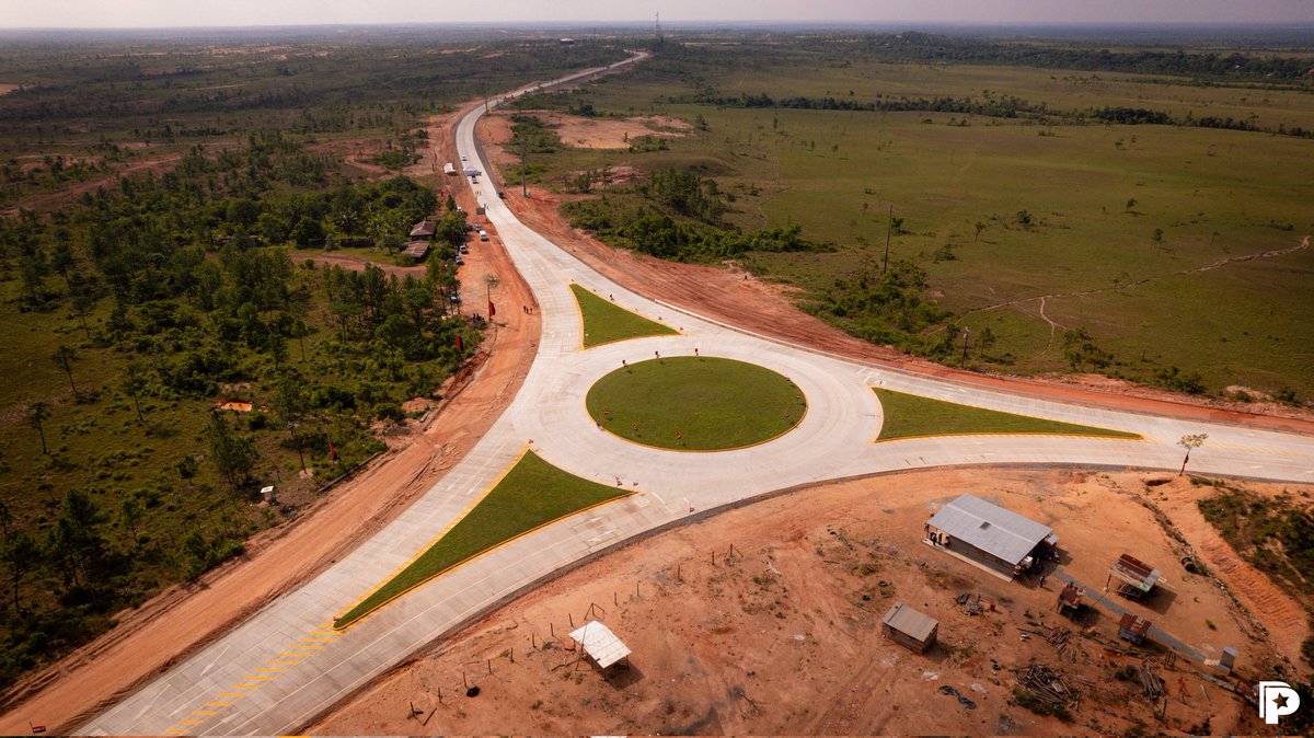 📸✨ ¡Presentamos las fotos del inicio de la inauguración del segundo tramo de 28 km de carretera de concreto hidráulico 🚧, que conecta las localidades de Bilwi con Sahsa 🌍! #OctubreVictorioso ❤️🖤💪🏻
#Infraestructura 
#Desarrollo 
#Nicaragua 
#carreteras