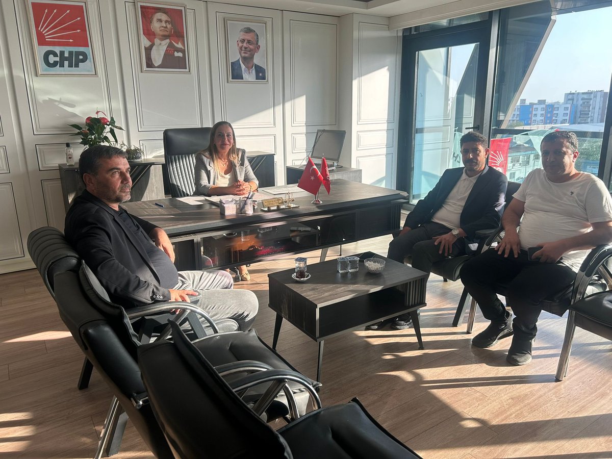 Bugün il Başkan Yardımcımız Mevlüt Medeni Bey  ile CHP İl Başkanlığında Kadın Kolları Başkanı <a href="/glrkocyigit/">Av. Güler KOÇYİĞİT</a>  Hanımı ve il Başkan Yardımcısı Gökhan Oruç Beyi ziyareti ettik nazik karışmaları için Kıymetli Başkanlarımıza çok teşekkür ediyoruz.