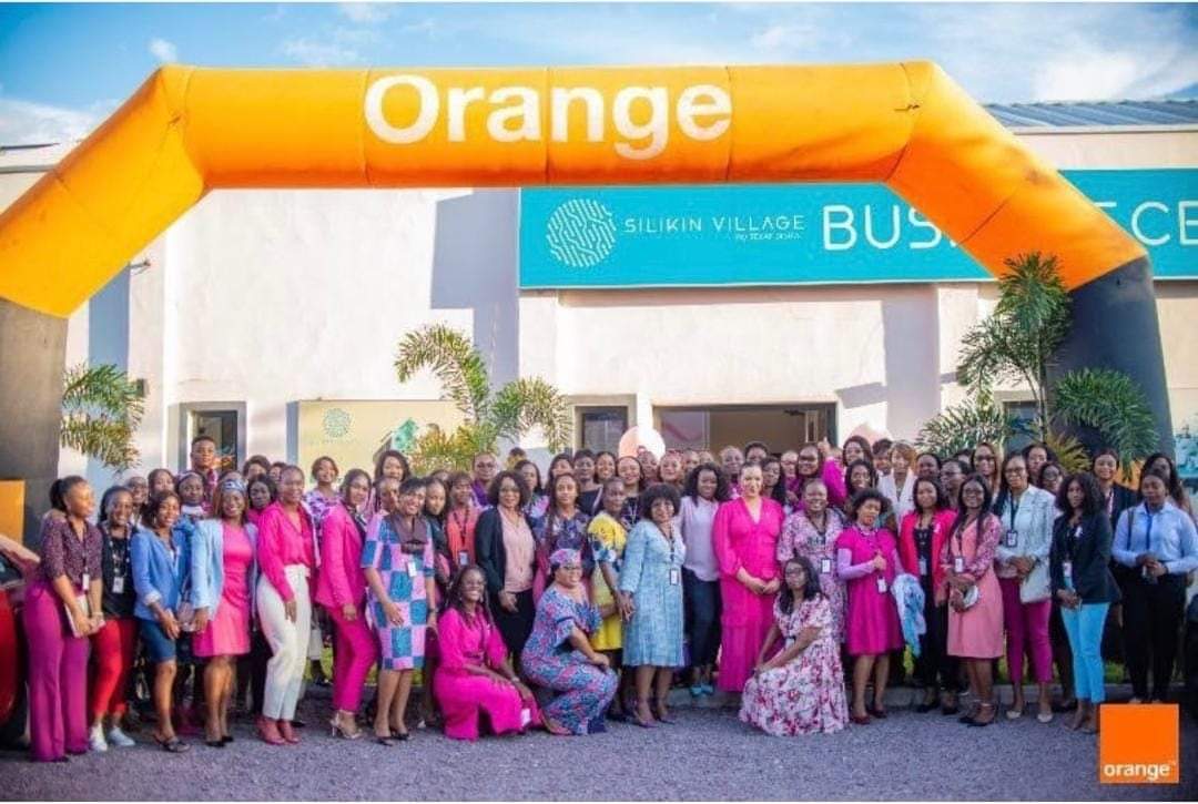 En Octobre 2023, alors que je poursuivais ma chimiothérapie, j'ai eu l'honneur de participer à une Campagne de sensibilisation avec Orange RDC.
Cette collaboration visait à promouvoir le dépistage du cancer du sein dans le milieu corporate, une initiative cruciale.