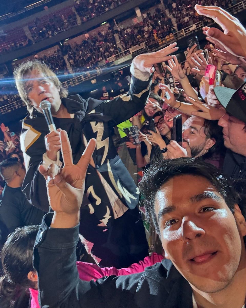 MEXICO CITY. Last night was one of the best shows we've ever played. Thank you.

Here's some photos that you guys took from the evening.

📸: Toni Francois