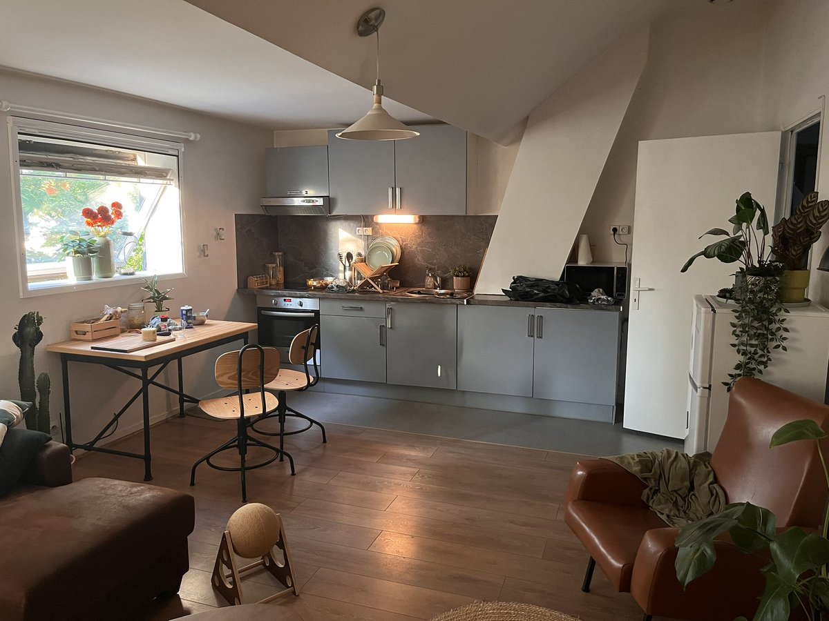 Coucou, je cherche des gens qui seraient intéressé pour louer mon appart (Lille) à partir de janvier, voir avant! Le loyer est d’environ 600€ sans l’électricité, il fait environ 45m2 et se situe juste devant le métro cormontaigne