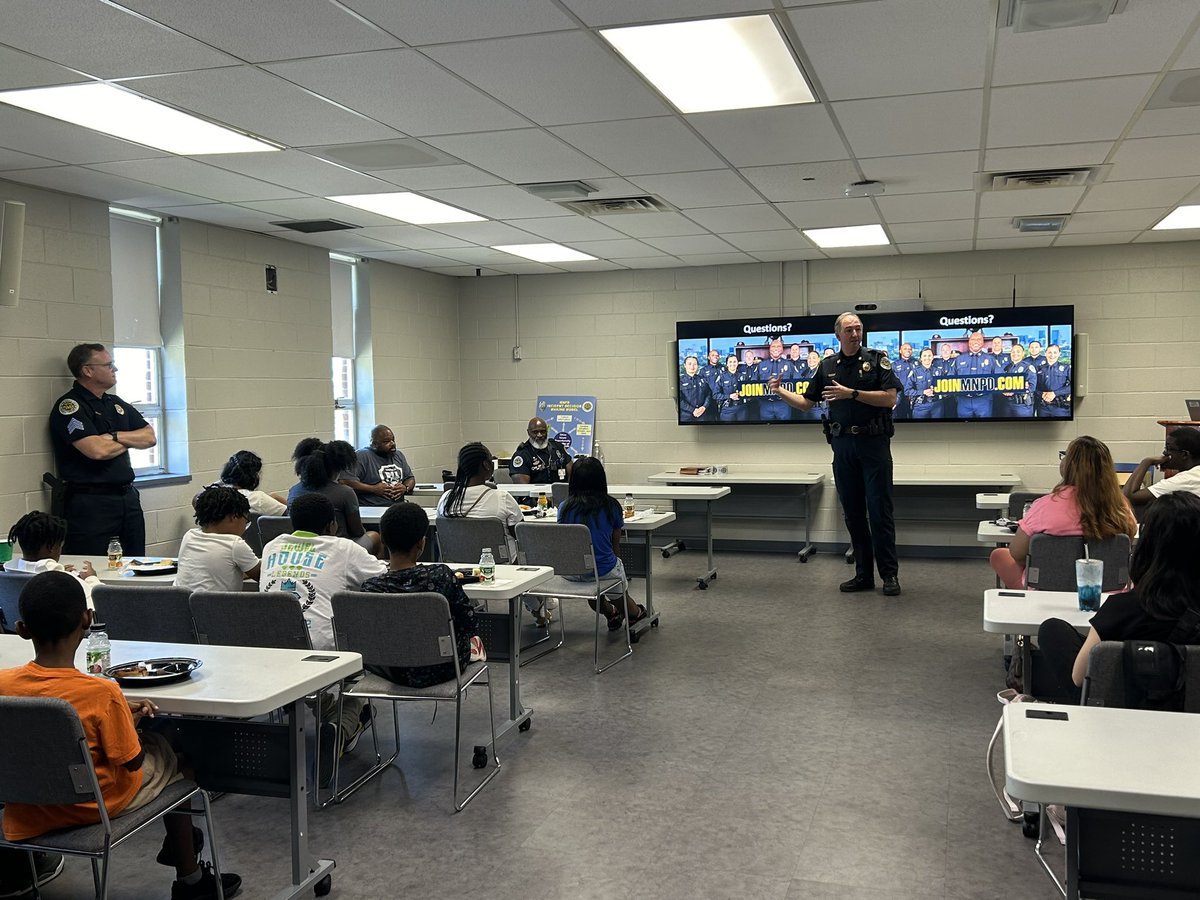 FutureIsNOWNash's tweet image. Incredible October session for the Future is NOW Nashville hosted by Metro Police! Thank you for teaching us about all the things you do to keep our community safe! #NonviolentOptionsWin @VUMCTrauma @VUMCSurgery @MNPDNashville @ATFNashville @Strongersons