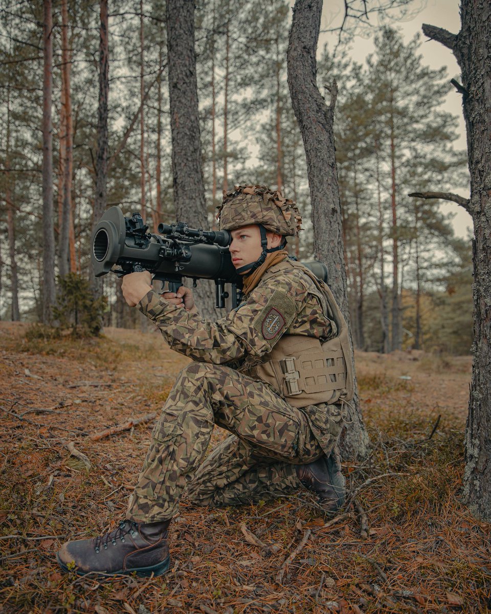 MehanizetaBde's tweet photo. 💥#2BAT karavīri trenē spēju efektīvi pielietot prettanku ieroci #CarlGustaf .
Granātmetējs “Carl Gustaf” ir nozīmīgs kājnieku ierocis, kas nodrošina gan prettanku, gan pretkājnieku spējas un tiek plaši izmantots vairākās NATO dalībvalstīs, tostarp ASV un Baltijas valstīs. https://t.co/l4QrxQEsXh