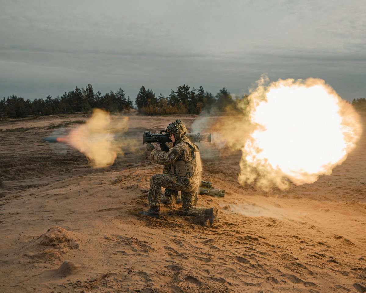 MehanizetaBde's tweet photo. 💥#2BAT karavīri trenē spēju efektīvi pielietot prettanku ieroci #CarlGustaf .
Granātmetējs “Carl Gustaf” ir nozīmīgs kājnieku ierocis, kas nodrošina gan prettanku, gan pretkājnieku spējas un tiek plaši izmantots vairākās NATO dalībvalstīs, tostarp ASV un Baltijas valstīs. https://t.co/l4QrxQEsXh