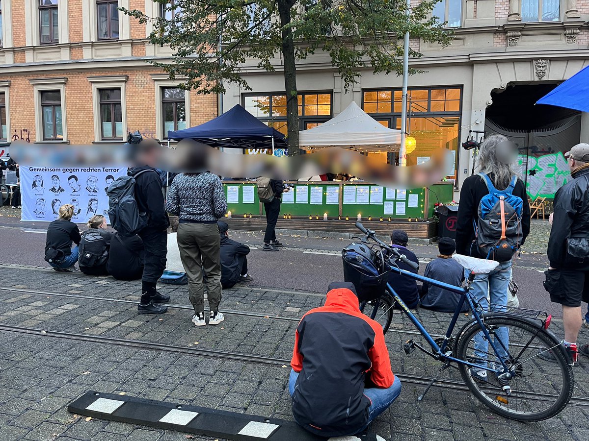 __maxnum__'s tweet photo. Am Tekiez, dem ehemaligen KIEZ-Döner, findet nun die Kundgebung „Trauer, Angst, Wut - Hoffnung?“ mit ca. 500 Menschen statt. #hal0910 https://t.co/78kctmaCd9