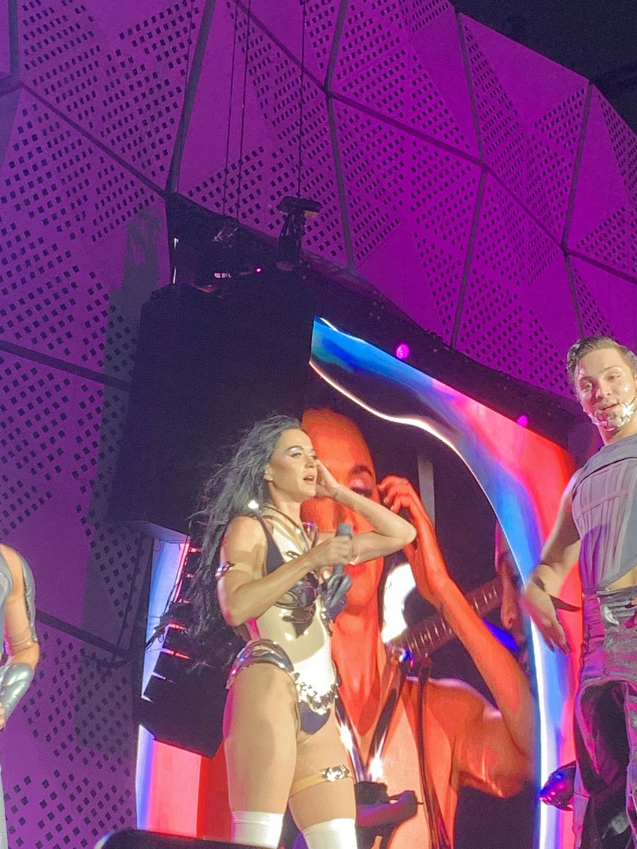 stursia_'s tweet photo. GENTE EU VI A KATY DE PERTO 

@katyperry https://t.co/hsUXzdrjpQ