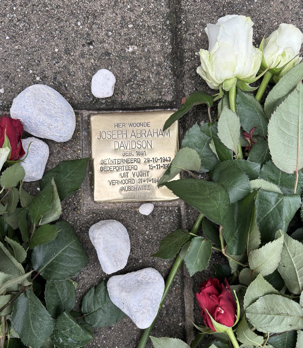 Vanmiddag is bij Minervaplein 4 een struikelsteen geplaatst ter nagedachtenis aan Joseph “Jo” Davidson. 

Hij is één van de Ajax-leden die tijdens WO II is omgebracht. 

#ajax
