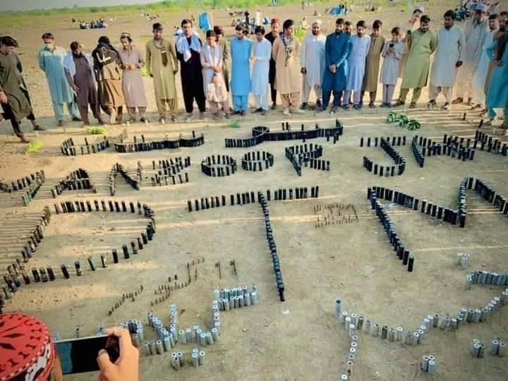 جرگے کے میدان میں عاصم منیر کی سپاہیوں کی جانب سے فائر کی گئی گولیوں کے بقایاجات پر ساتھیوں نے PTM, منظور پشتین ، گیلہ من اور پشتونستان کا نام لکھا ہوا ہے۔ 
#په_خیبر_ننګ_وکړئ
#StateDeclaresWarOnPashtuns