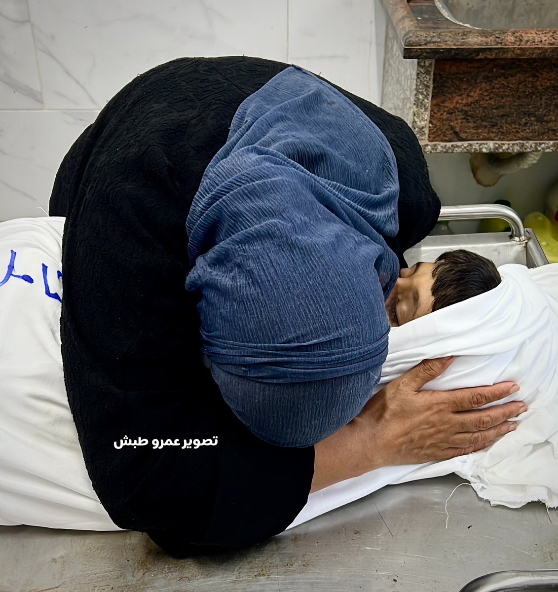 AmrTabash's tweet photo. وداع حزين لوالدة الطفل الش// هيد شامل بركة "13 عاما"، الذي است//شهد في قصف اسرائيلي بخانيونس. 
تصوير عمرو طبش

A sad farewell to the mother of the martyred child Shamel Baraka, 13 years old, who was martyred in an Israeli bombardment in Khan Younis. https://t.co/8mOc0Dcst8