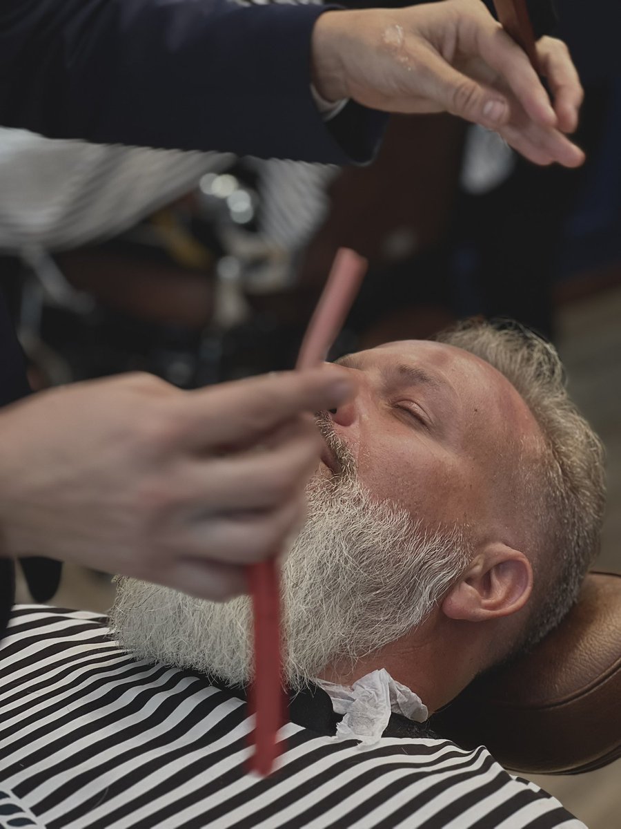 tonsorbarber's tweet photo. El proceso!

Av. Andrés Bello con segunda transversal de Los Palos Grandes - Caracas. 

Tonsor Barber Club! https://t.co/AQ4dKRIXtD