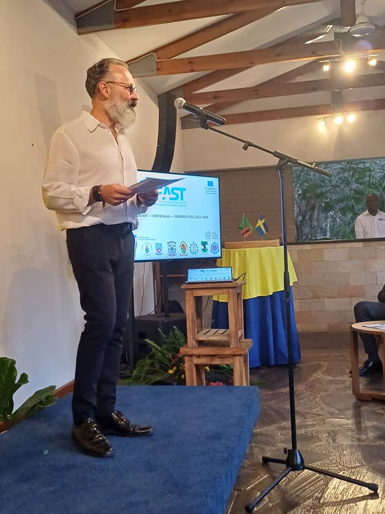 #Swedish Ambassador to #Zambia introducing Astronaut Christer Fuglesang at his residence, reception hosted for him! The astronaut is currently visiting Zambia! #FAST4Future <a href="/UNZambia/">UN Zambia</a> <a href="/SweMFA/">Swedish Ministry for Foreign Affairs</a>