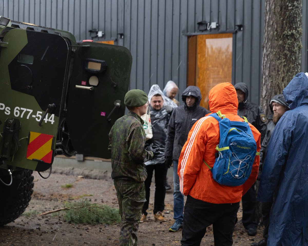 KaartinJR's tweet photo. Varusmiesten taistelukoulutus ja varusteet kiinnostivat tänään vieraita #Santahamina'ssa. #UUDJP varusmiehet esittelivät osaamistaan syksyisessä säässä 160. alueellisen #maanpuolustuskurssi'n osallistujille.
#kaartjr #maavoimat https://t.co/frZyLA8fKJ