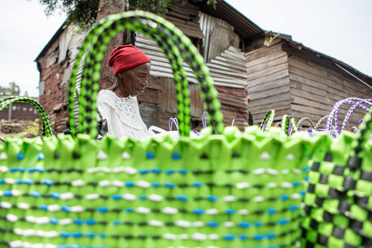 Marguerite Ndabugi  70 ans , tisse des paniers avec des mains marquées par la guerre. Survivante des conflits à l'Est de la RDC, elle transforme la douleur en résilience. À travers ses créations, elle incarne la force de celles qui, malgré tout, continuent de bâtir un avenir.