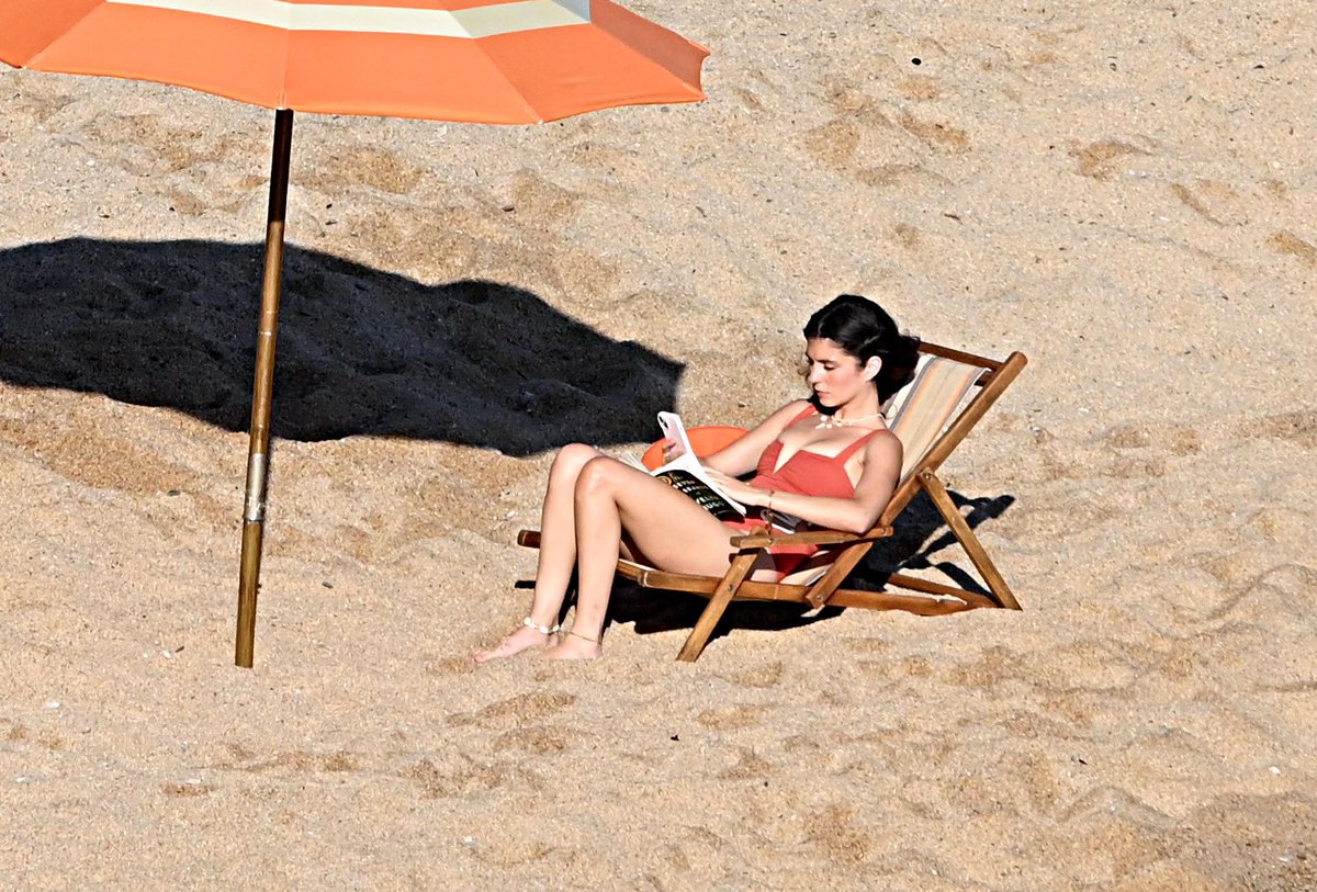 emilyhenryverse's tweet photo. Emily Bader (Poppy Wright) on set of “People We Meet On Vacation” in Spain.

(READING THE SEVEN HUSBANDS OF EVELYN HUGO?) https://t.co/vsKGjgPPDN