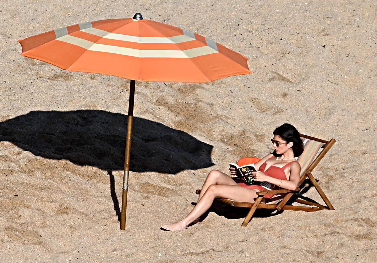 emilyhenryverse's tweet photo. Emily Bader (Poppy Wright) on set of “People We Meet On Vacation” in Spain.

(READING THE SEVEN HUSBANDS OF EVELYN HUGO?) https://t.co/vsKGjgPPDN