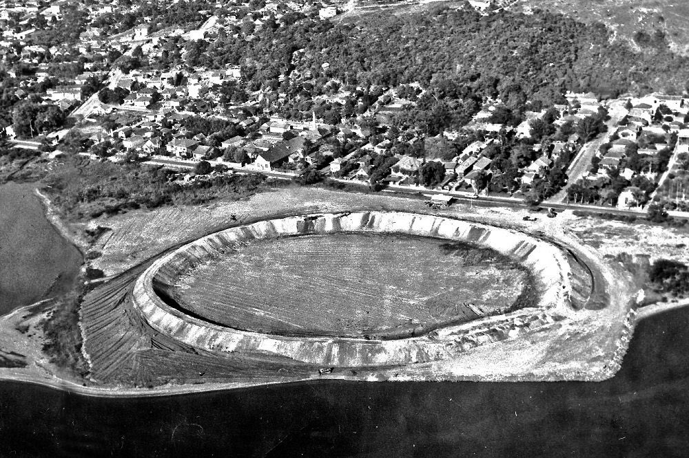 Infernodestino's tweet photo. #INFERNORELEMBRA 🇦🇹

Neste dia, 9 de Outubro, em 1956, o Inter recebeu a área onde seria construído o Beira-Rio! O então prefeito de Porto Alegre, Leonel Brizola, sansionou a doação da área de 7 hectares para servir de dragagem ao Guaíba e começar o sonho colorado do novo estádio https://t.co/RWdlCLw3xU