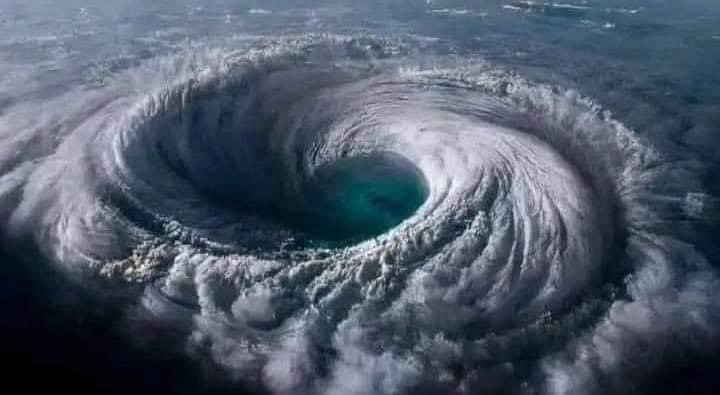 CorresponsalsMX's tweet photo. 🚨#ALERTAMAXIMA 
🇺🇸Una de las evacuaciones masivas de mayor escala ocurrió en las ultimas horas en #Florida.
Habitantes al máximo de #Alerta por la llegada del #huracán #Milton categoria 5.
Esta mañana un potente tornado se formo advirtiendo de la gravedad y fuerza con la que podría entrar el fénomeno natural 
📷RS