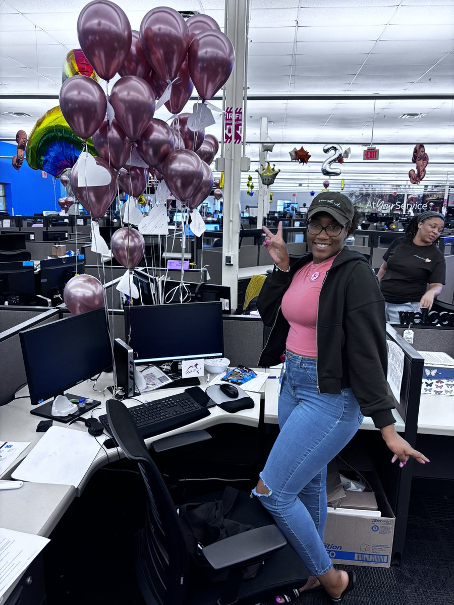 HustleHouseMSS's tweet image. Yesterday was our 1st “Pink Tuesday” &amp;amp; we sent balloon-a-grams to raise money for breast cancer
Look all the love this survivor got

 #HustleHouse
#LifeAtATT #SCAllStars
#GuinningTogether @HustleHouseMSS @wloceansprings@TeamFierceOSCC
@joe_farrell21 @Connection_Exp @LifeAtATT