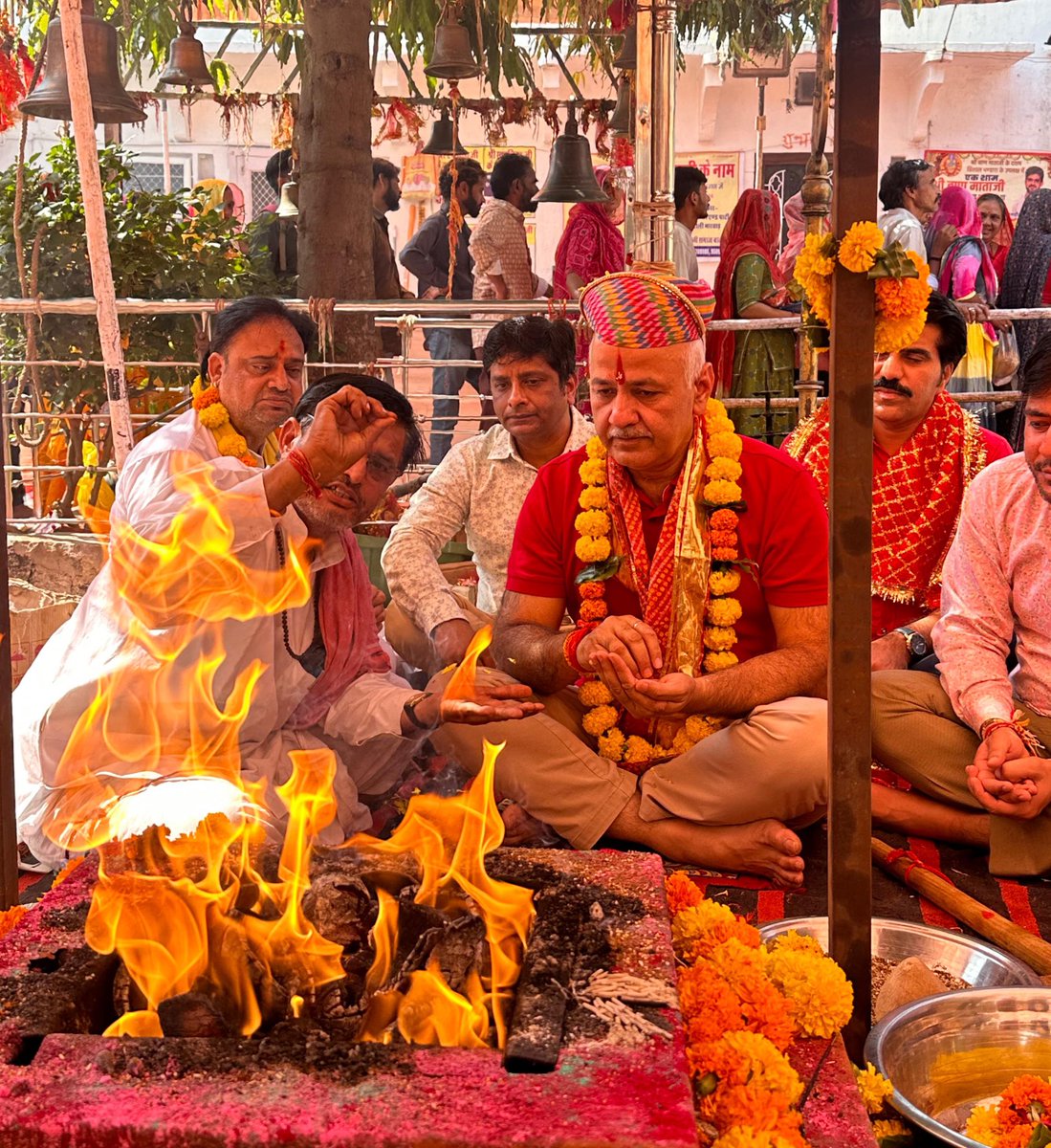AAP4Udaipur's tweet photo. आज मेवाड़ की पावन धरा के चित्तौड़गढ़ में सिसोदिया वंश की कुलदेवी बाण माता जी के दर्शन के लिए पधारे देश में शिक्षा क्रांति के जनक और दिल्ली पूर्व उप मुख्यमंत्री @msisodia जी। https://t.co/tqPoV68uSq
